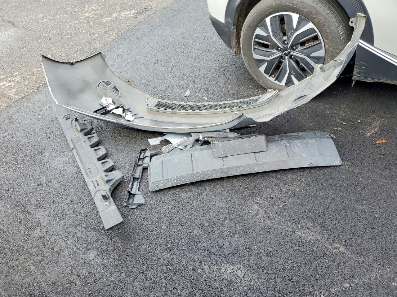 2015 TOYOTA SIENNA LE photo 13