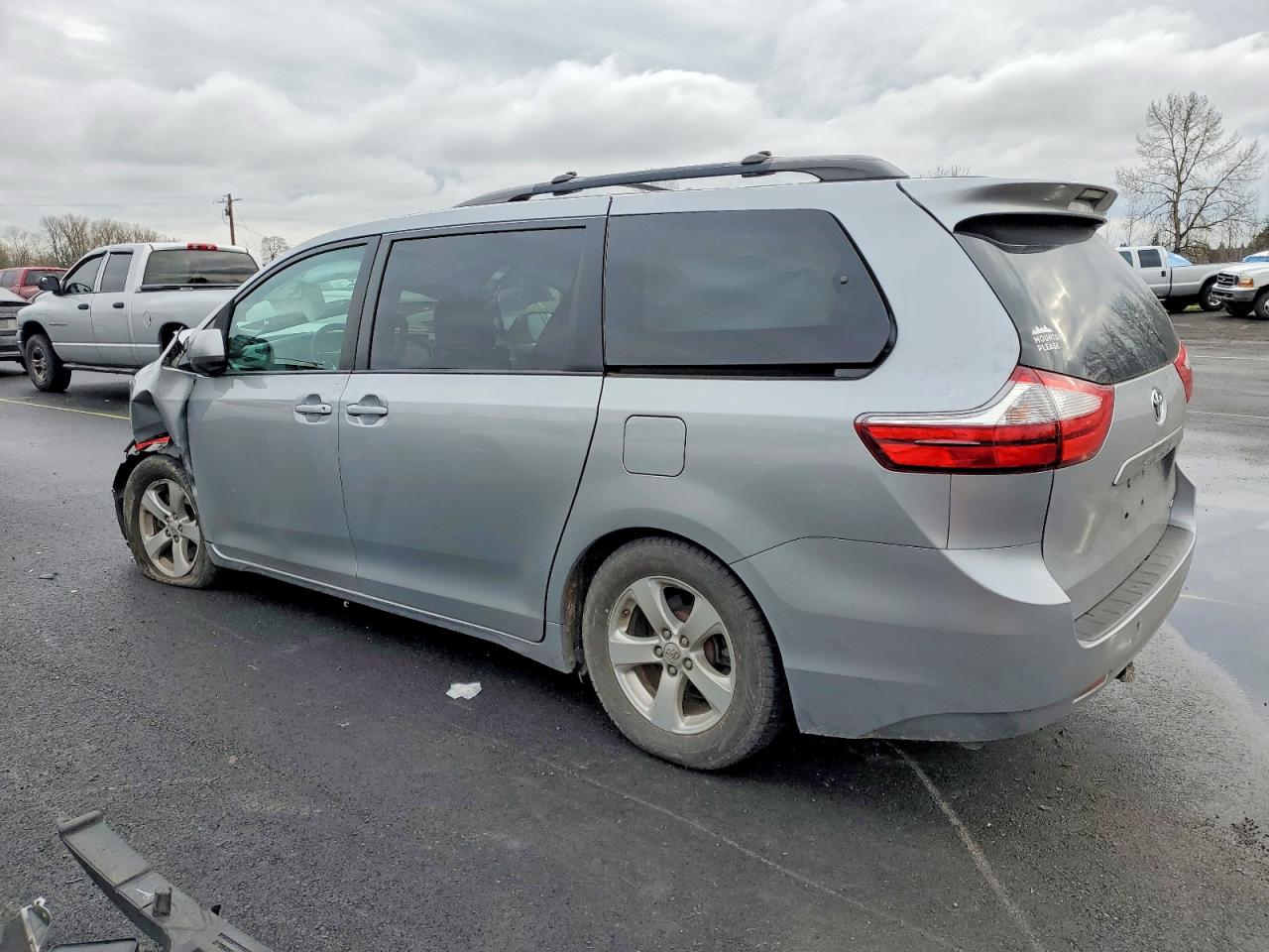 2015 TOYOTA SIENNA LE photo 2