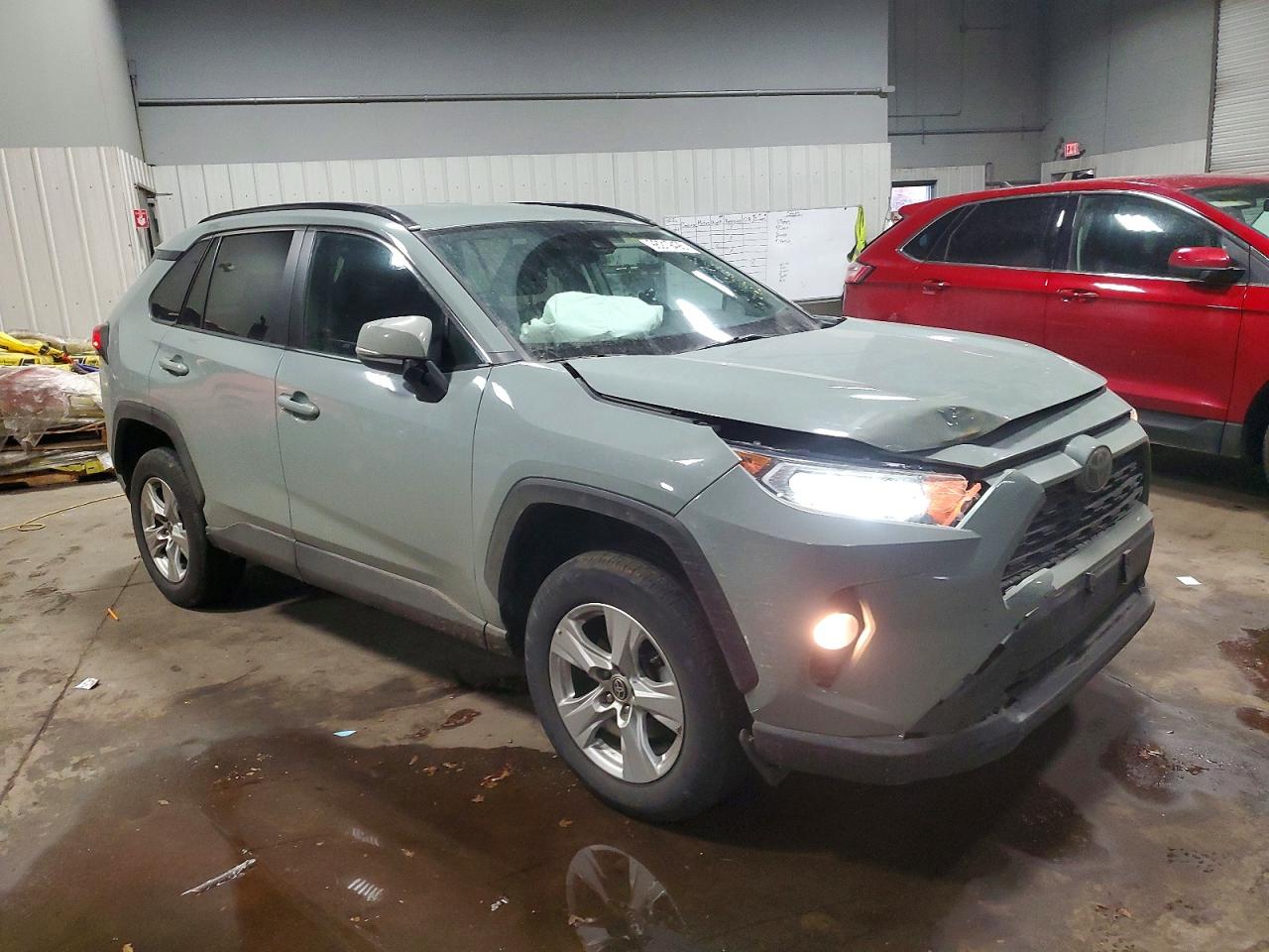 2021 TOYOTA RAV4 XLE photo 4