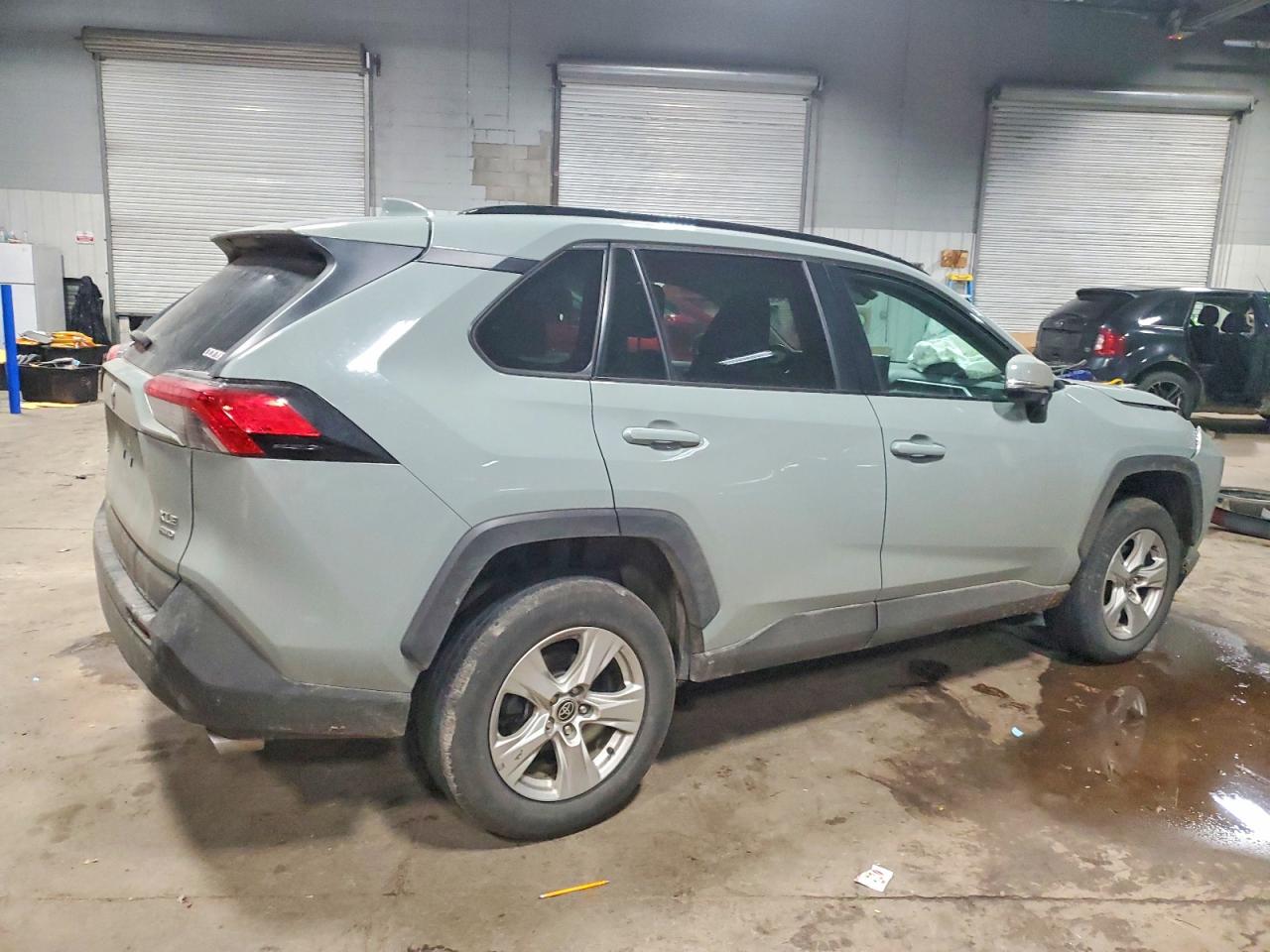 2021 TOYOTA RAV4 XLE photo 3