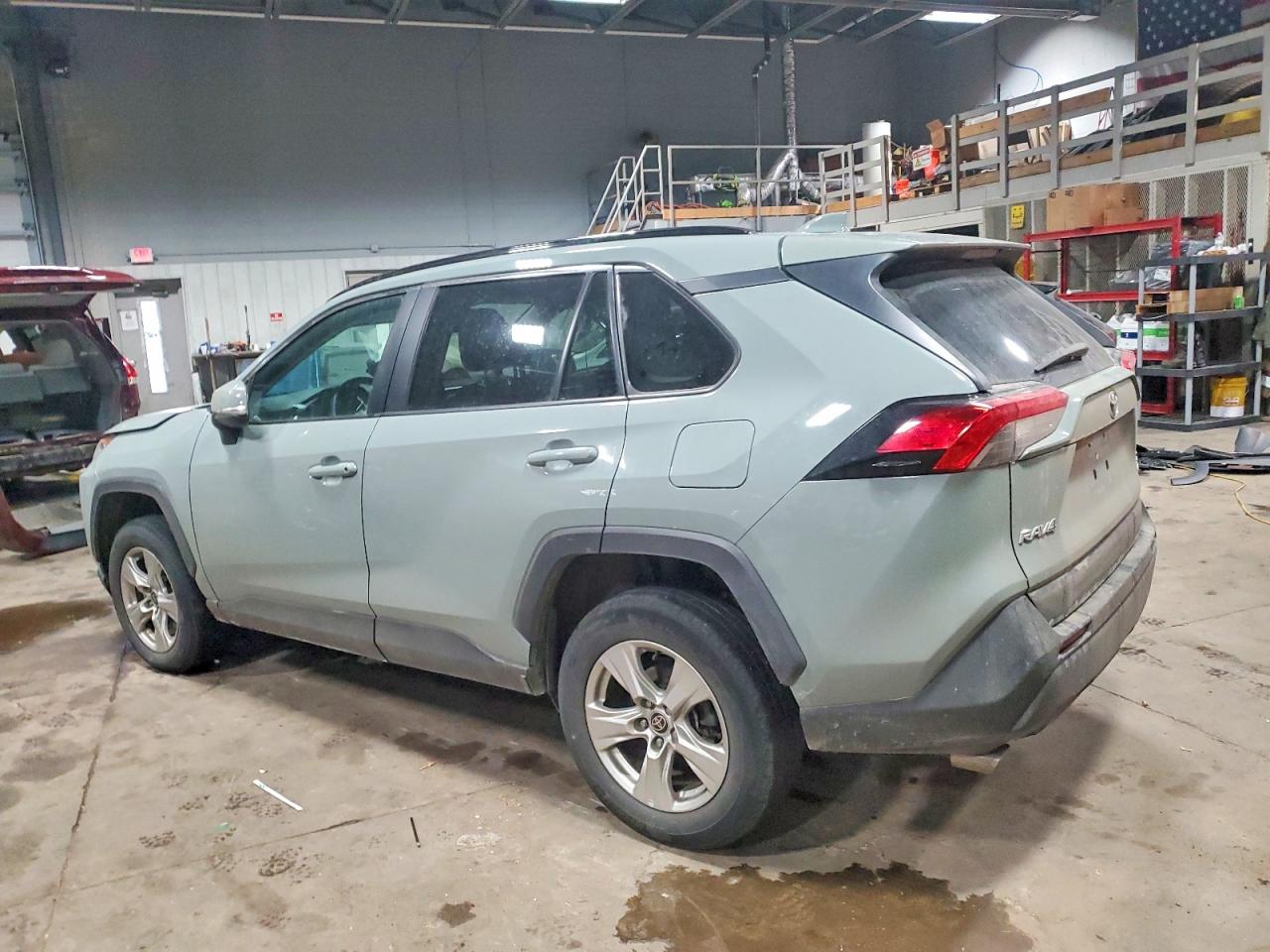 2021 TOYOTA RAV4 XLE photo 2