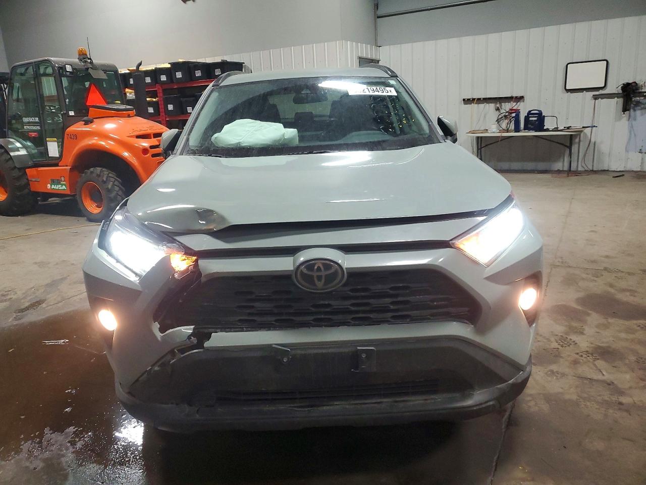 2021 TOYOTA RAV4 XLE photo 5