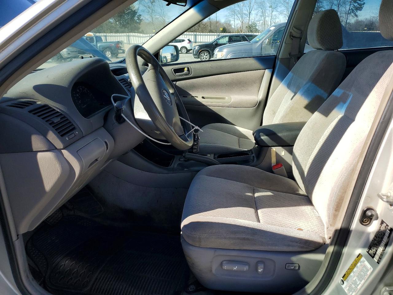 2004 TOYOTA CAMRY LE photo 7
