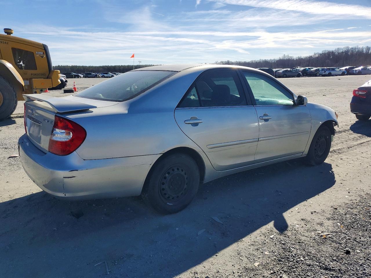 2004 TOYOTA CAMRY LE photo 3
