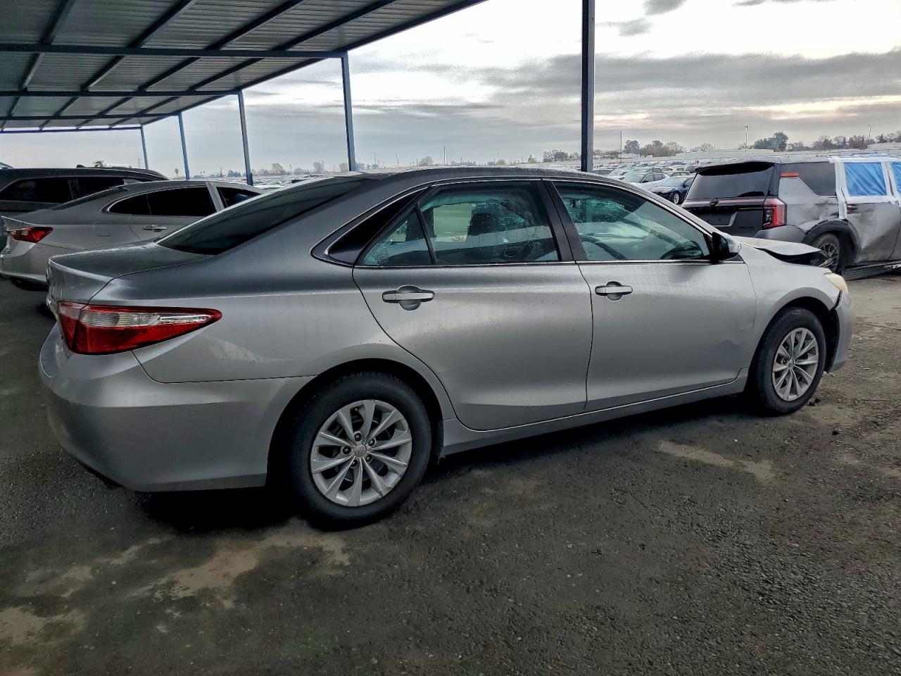 2016 TOYOTA CAMRY LE photo 5