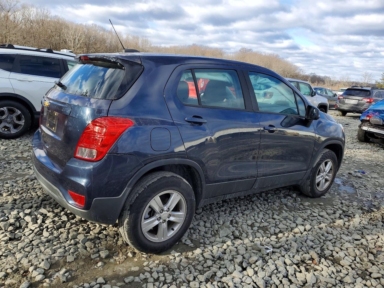 2019 CHEVROLET TRAX LS photo 3