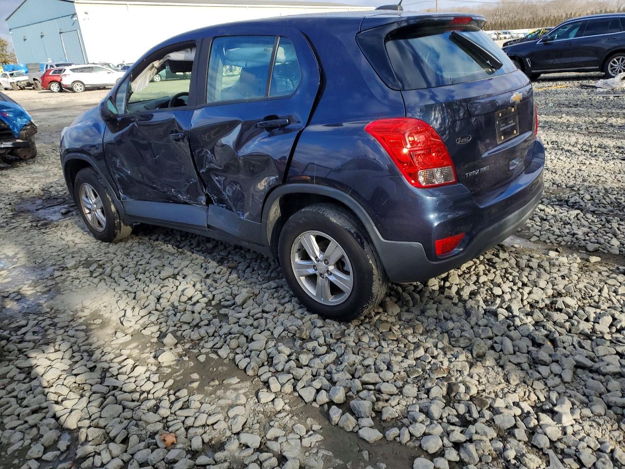 2019 CHEVROLET TRAX LS photo 2