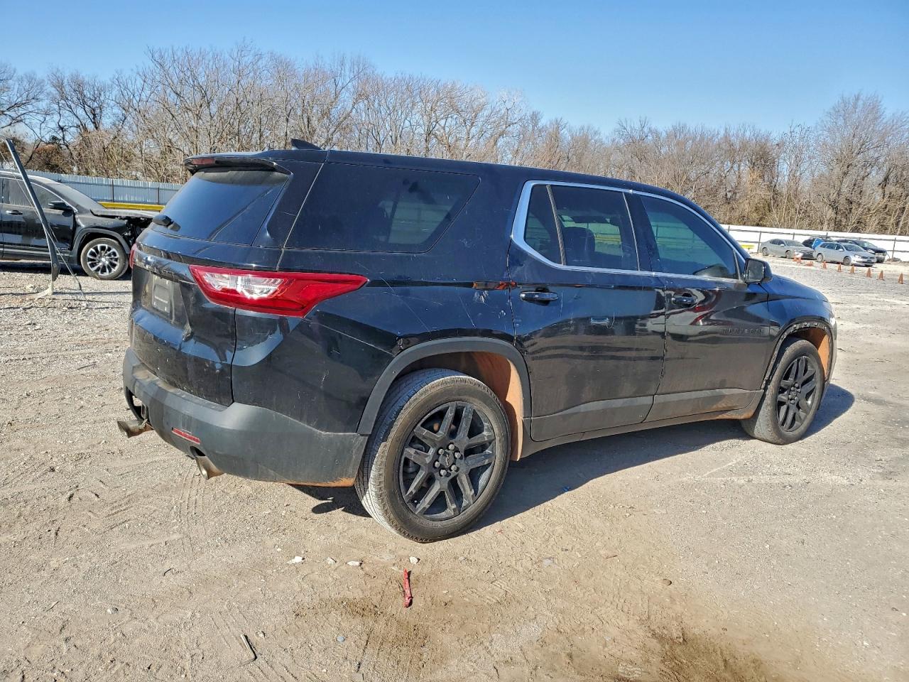 2020 CHEVROLET TRAVERSE LS photo 3