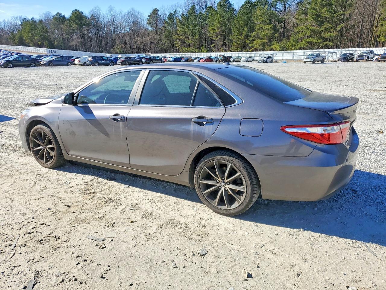 2015 TOYOTA CAMRY LE photo 3
