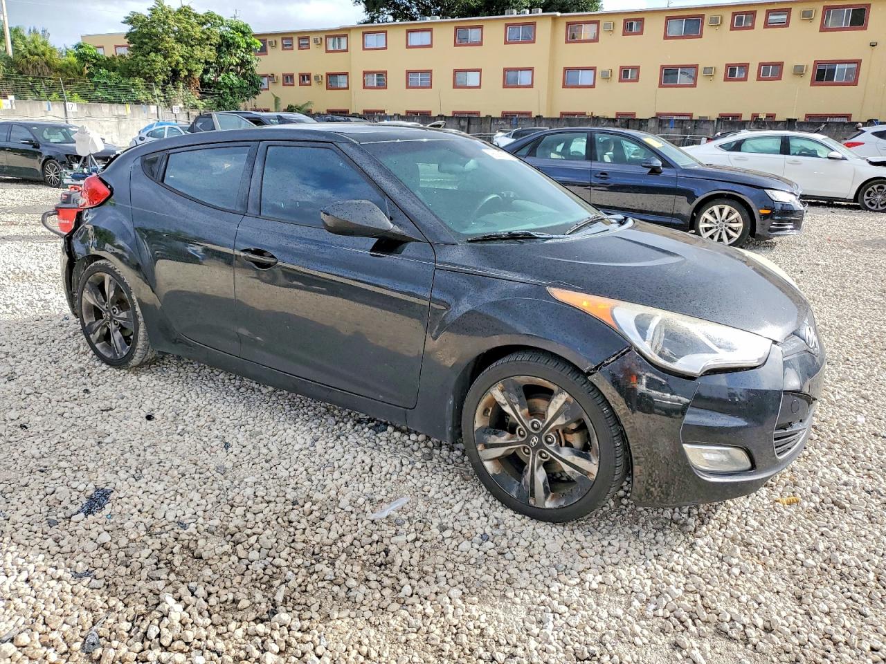 2017 HYUNDAI VELOSTER photo 4