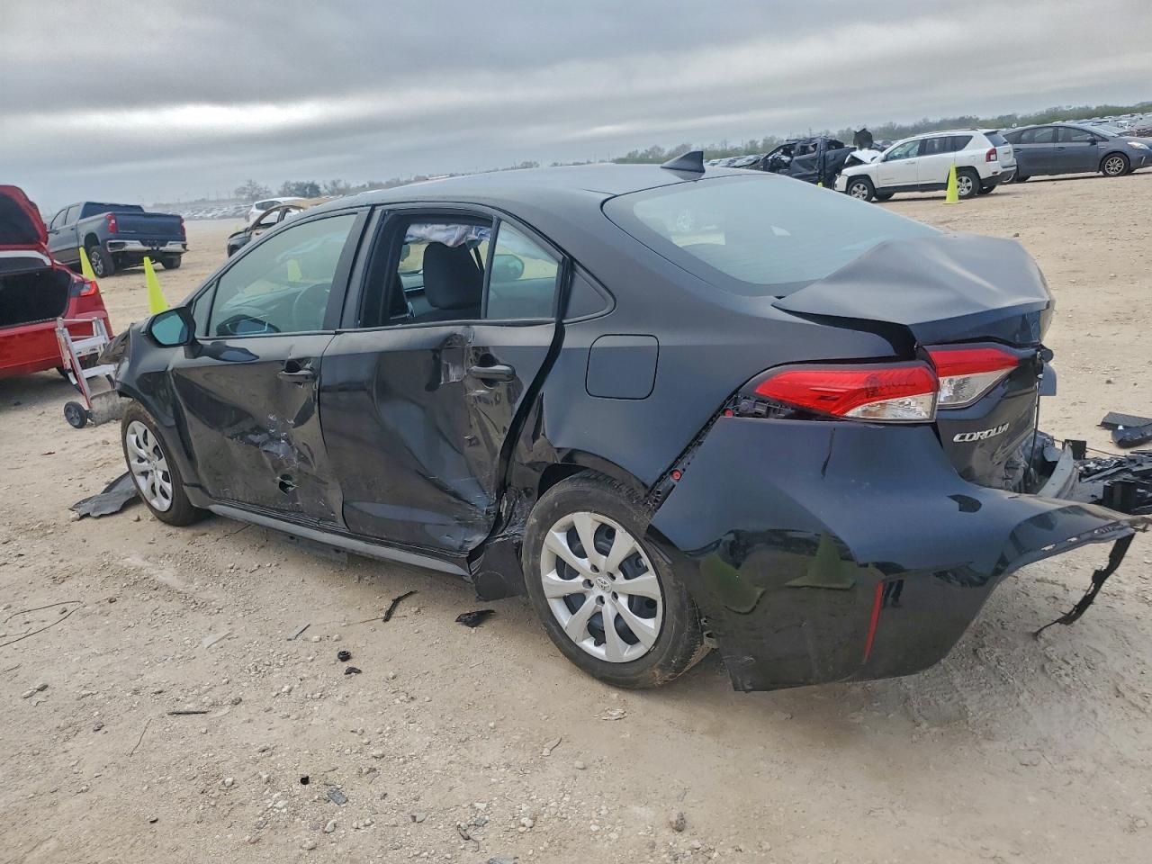 2024 TOYOTA COROLLA LE photo 2