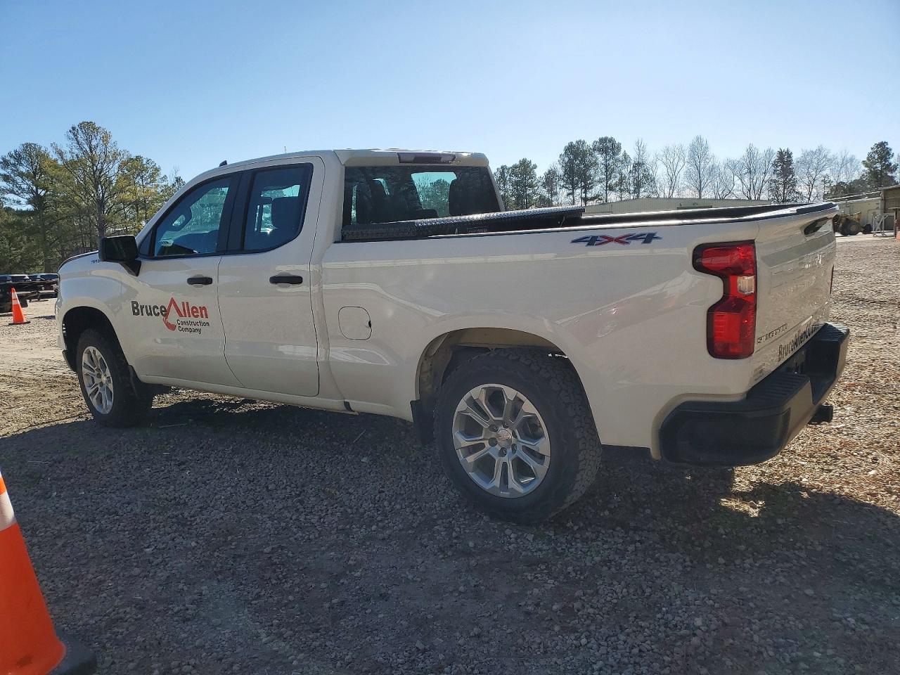 2023 CHEVROLET SILVERADO K1500 photo 2