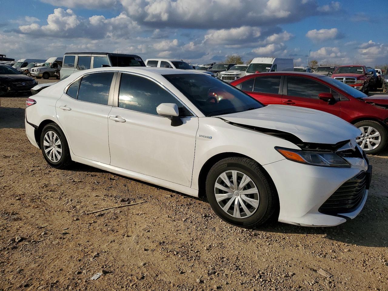 2018 TOYOTA CAMRY photo 4