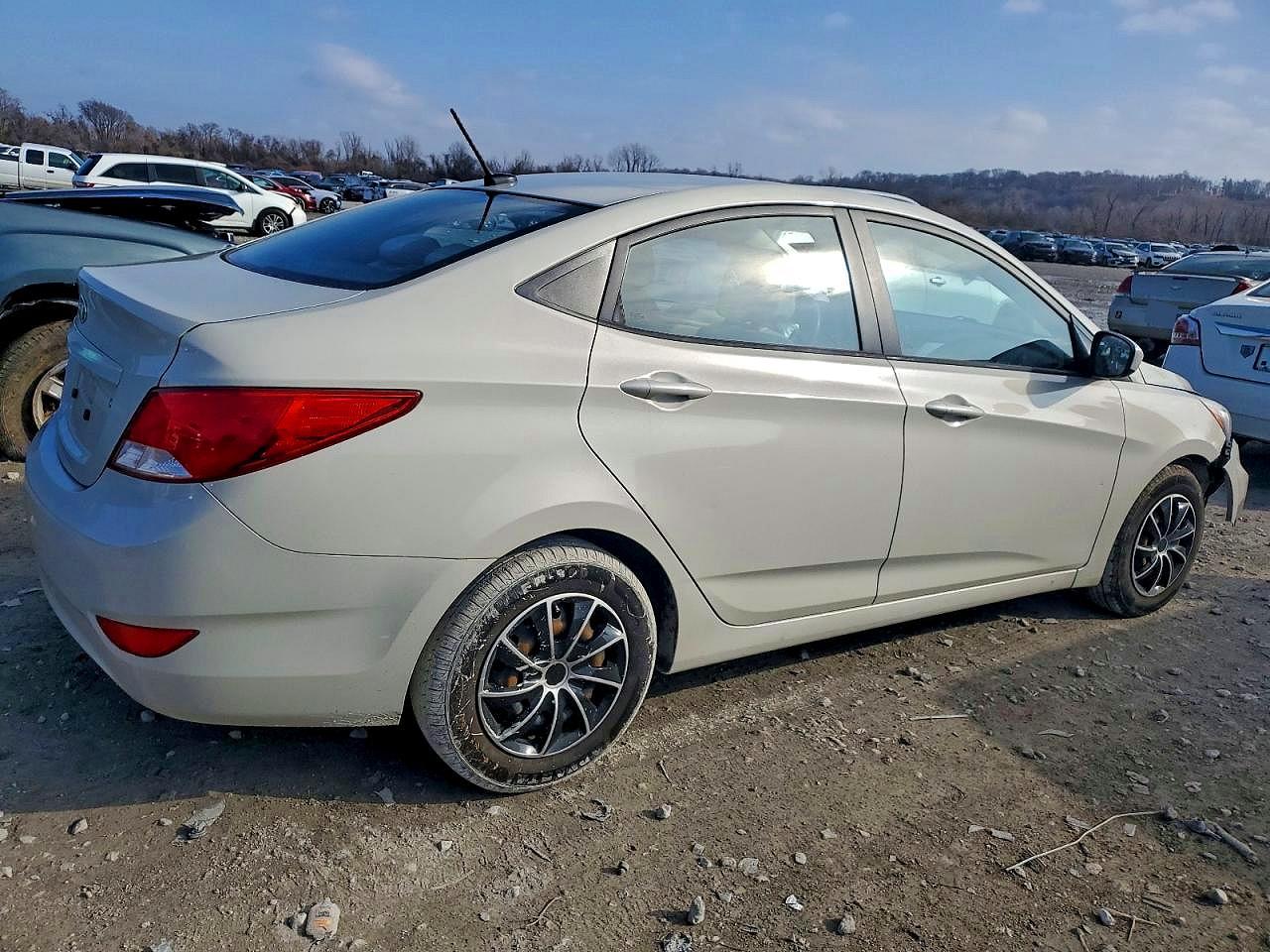 2016 HYUNDAI ACCENT SE photo 3