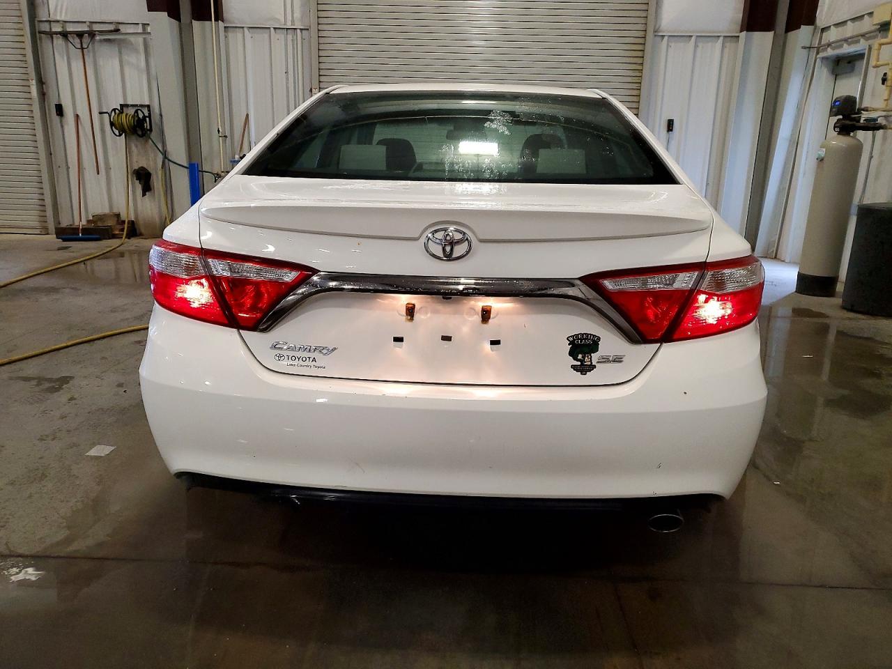 2017 TOYOTA CAMRY LE photo 6