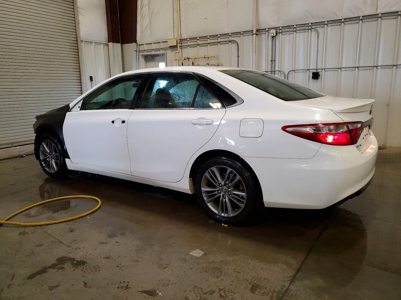 2017 TOYOTA CAMRY LE photo 2