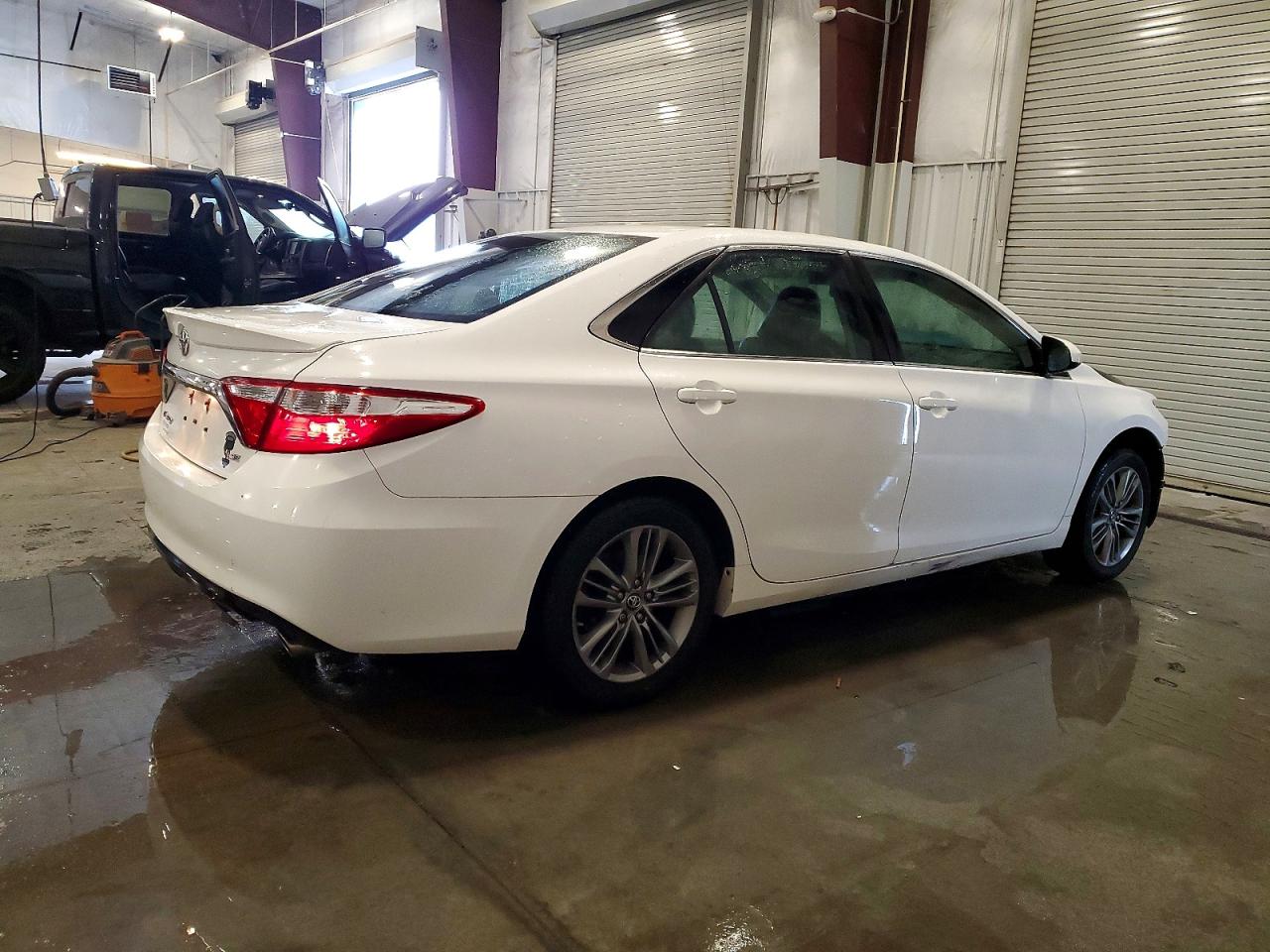 2017 TOYOTA CAMRY LE photo 3