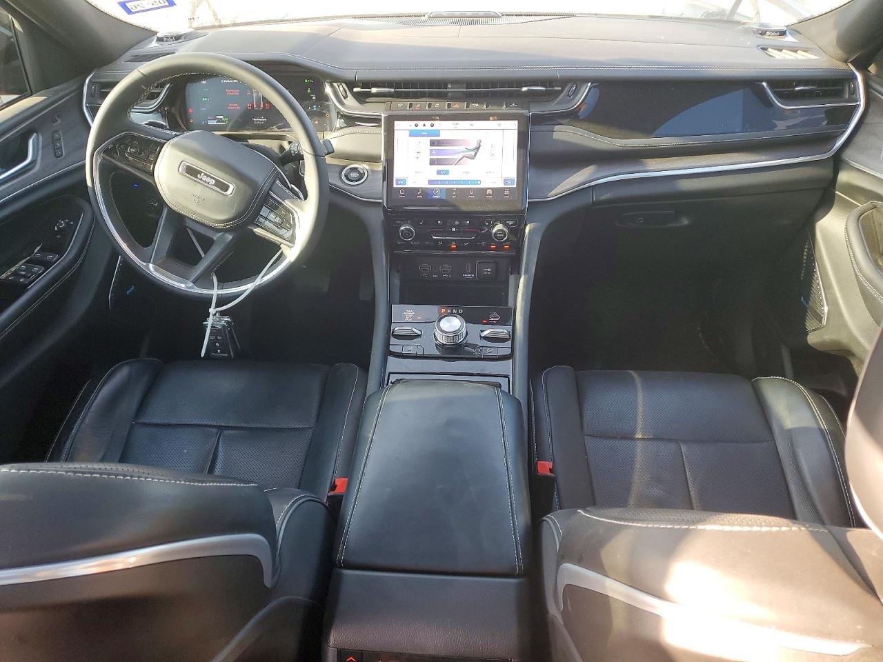 2022 JEEP GRAND CHEROKEE OVERLAND 4XE photo 8