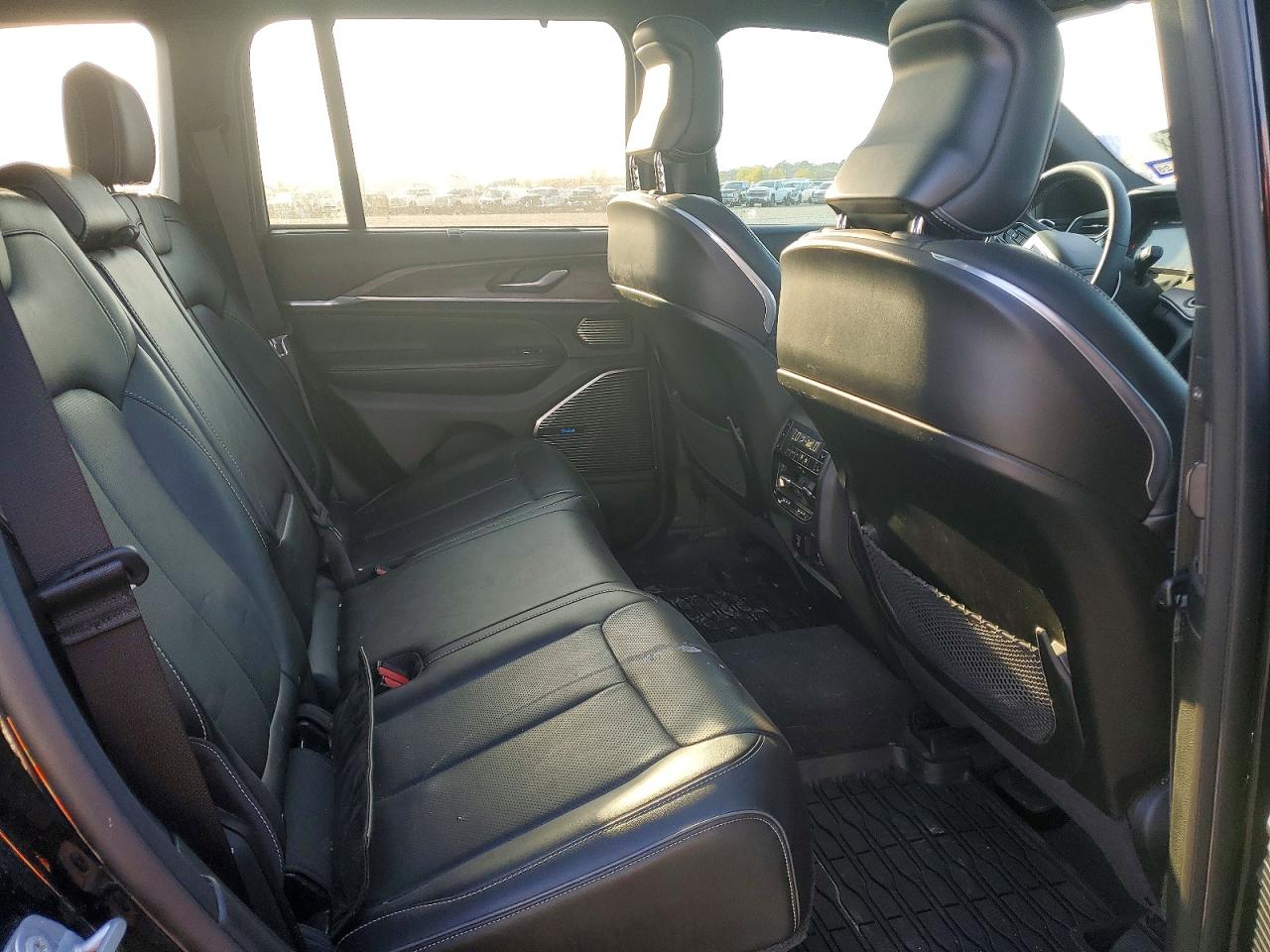 2022 JEEP GRAND CHEROKEE OVERLAND 4XE photo 10