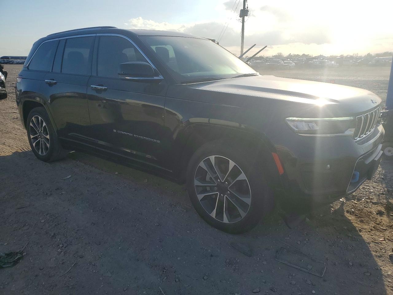 2022 JEEP GRAND CHEROKEE OVERLAND 4XE photo 4