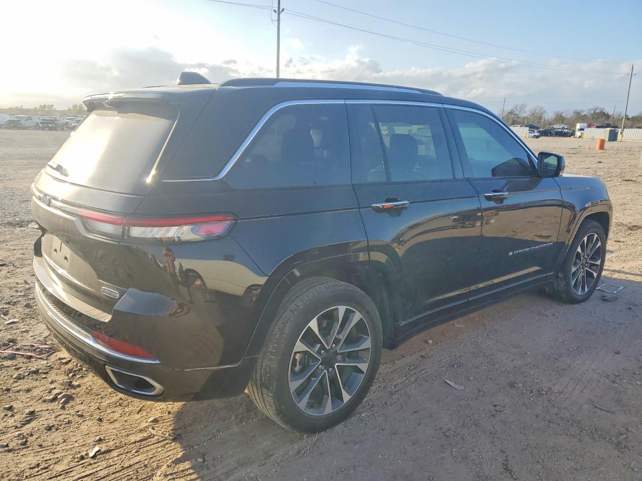 2022 JEEP GRAND CHEROKEE OVERLAND 4XE photo 3