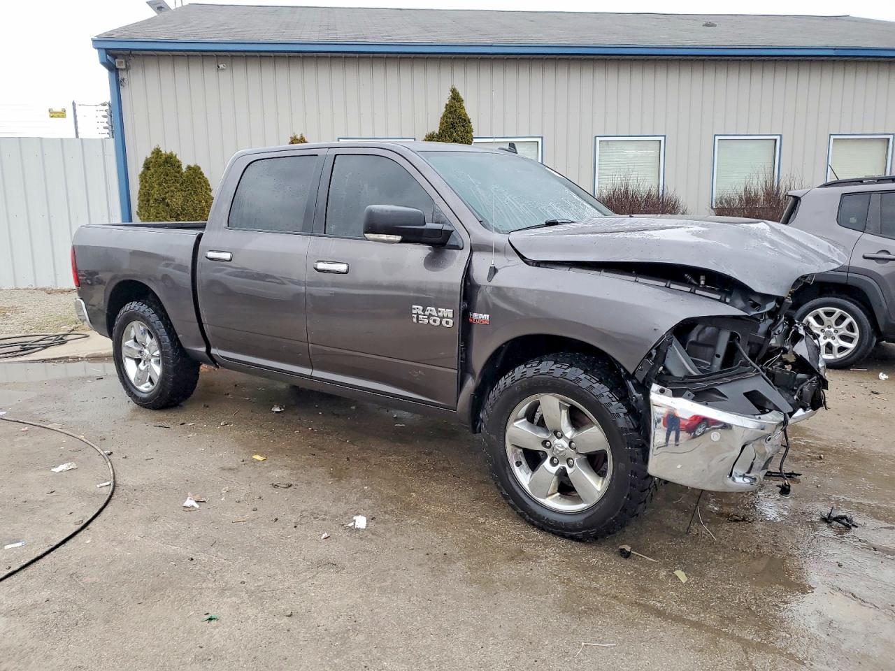 2017 RAM 1500 SLT photo 4