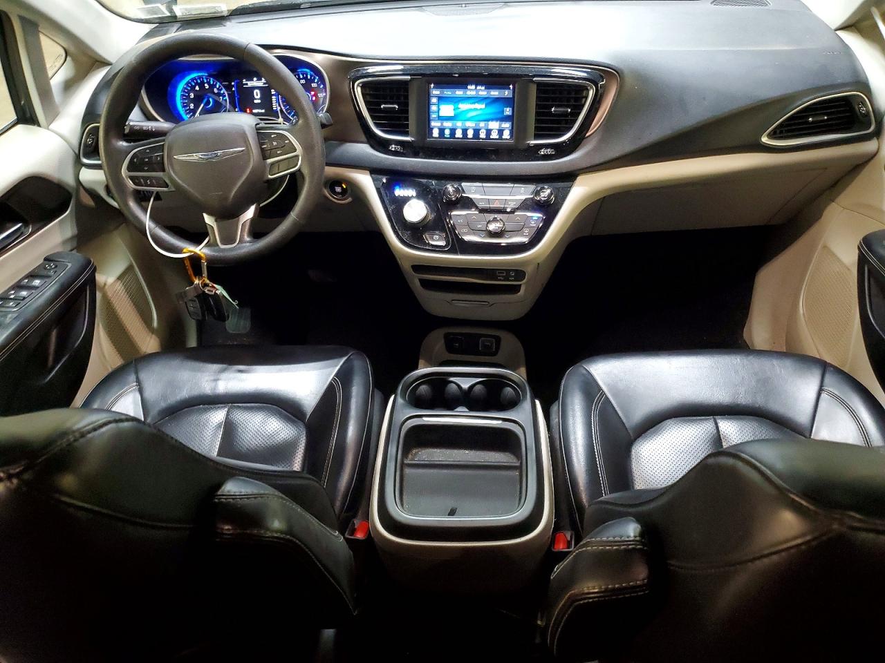 2020 CHRYSLER VOYAGER LXI photo 8