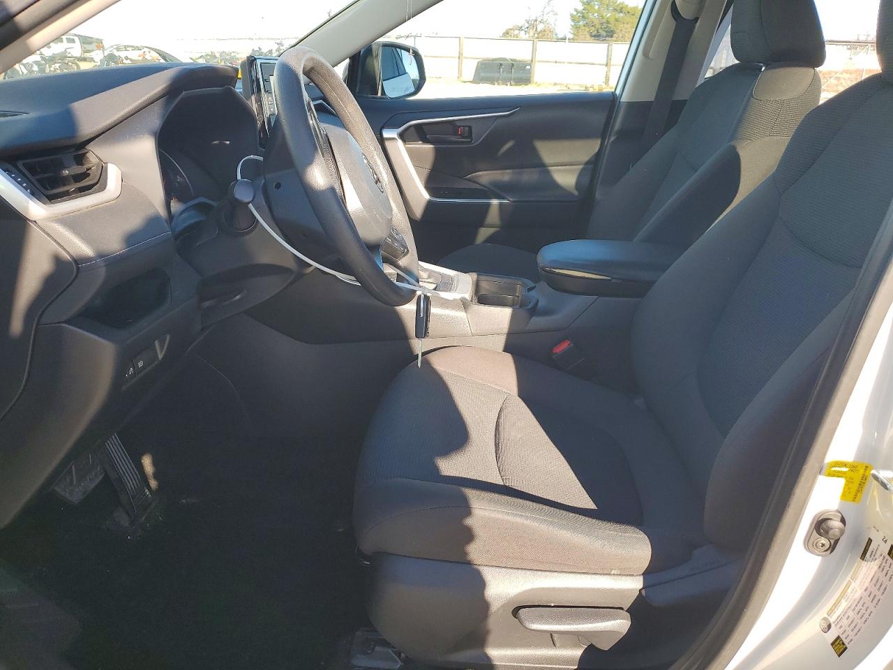 2021 TOYOTA RAV4 LE photo 7