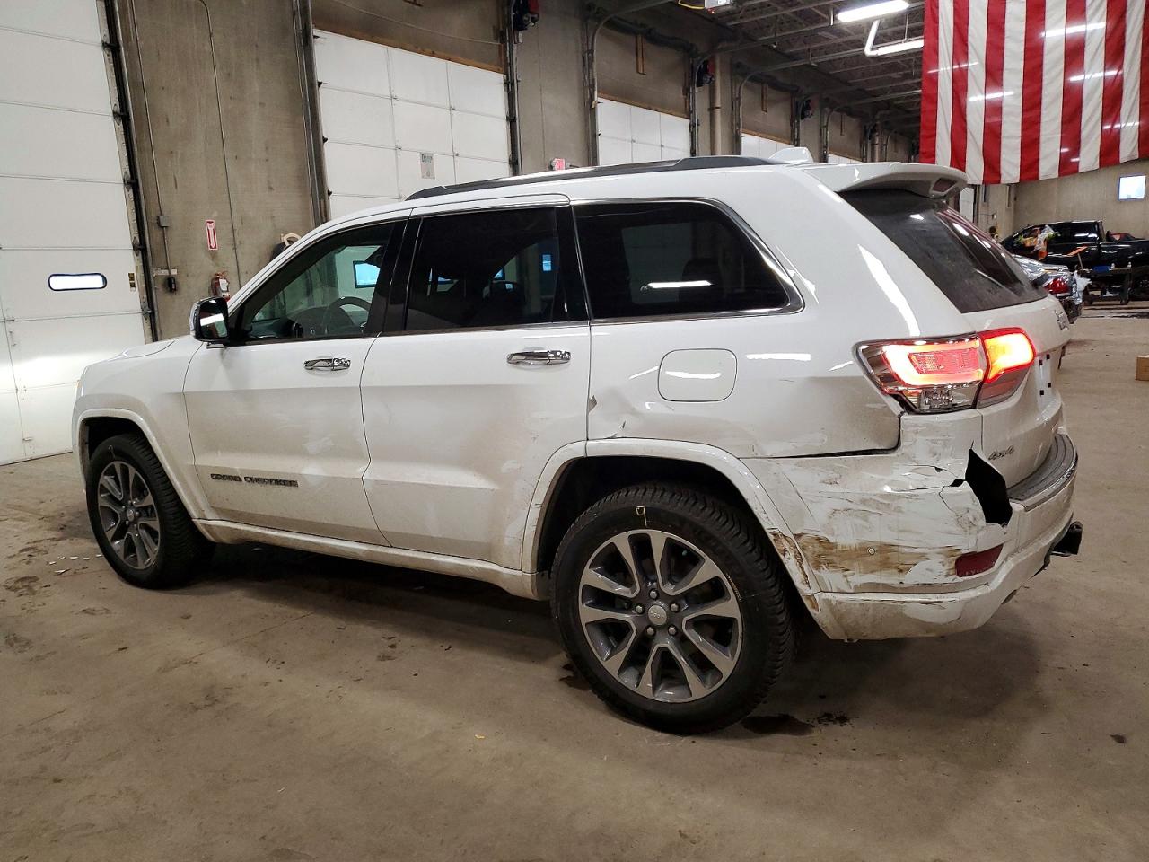 2018 JEEP GRAND CHEROKEE OVERLAND photo 2