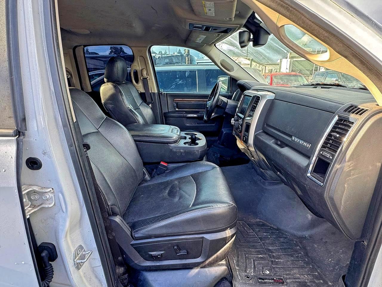 2016 RAM 1500 LARAMIE photo 5