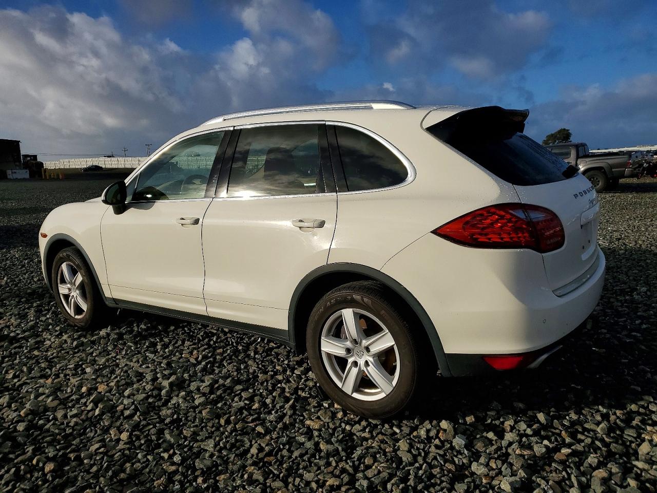 2012 PORSCHE CAYENNE photo 2