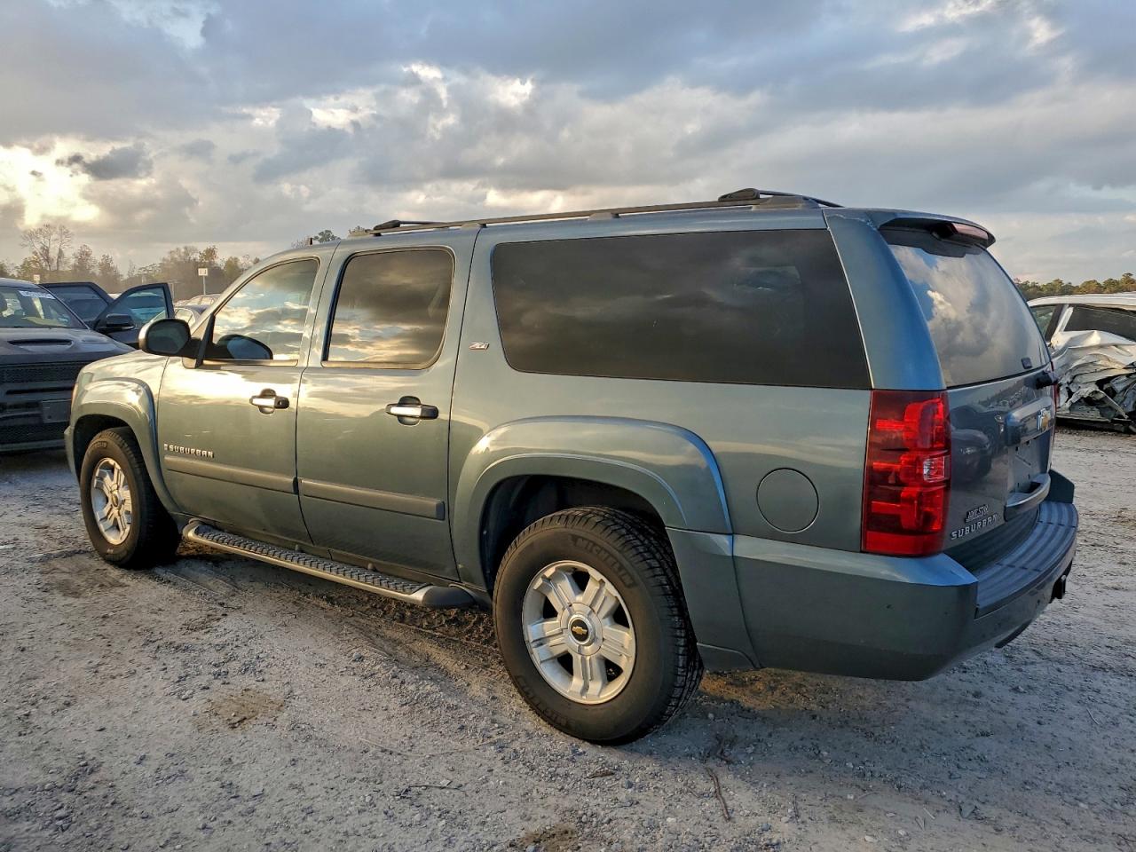 2008 CHEVROLET SUBURBAN C1500 LS photo 2