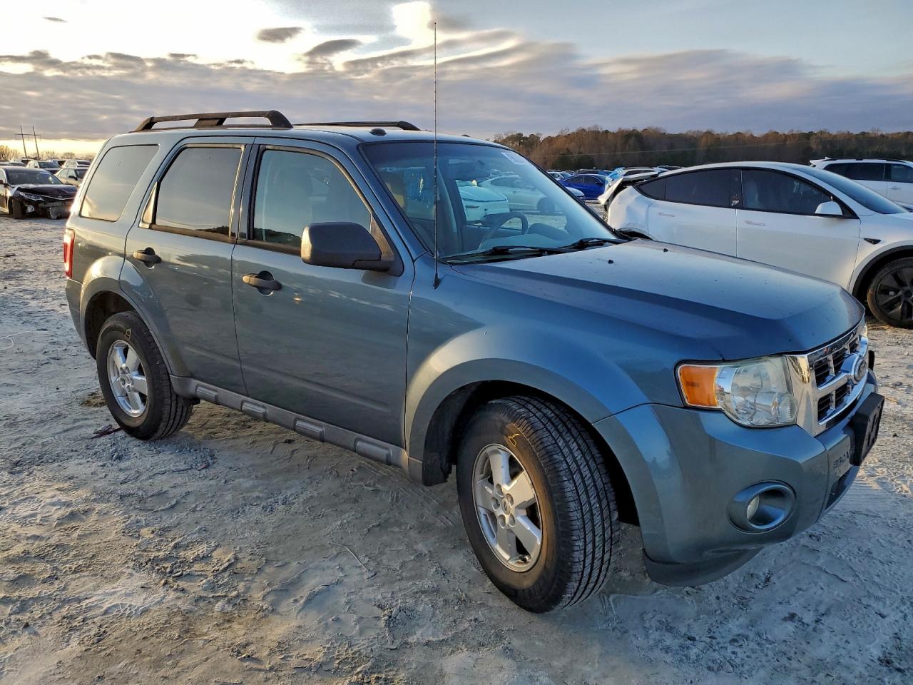 2010 FORD ESCAPE XLT photo 4