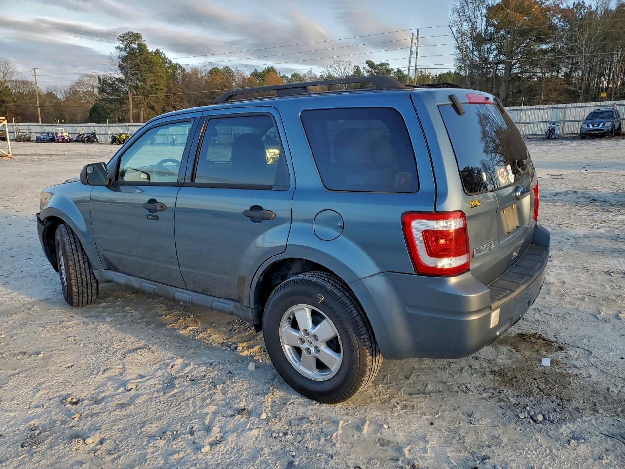 2010 FORD ESCAPE XLT photo 2