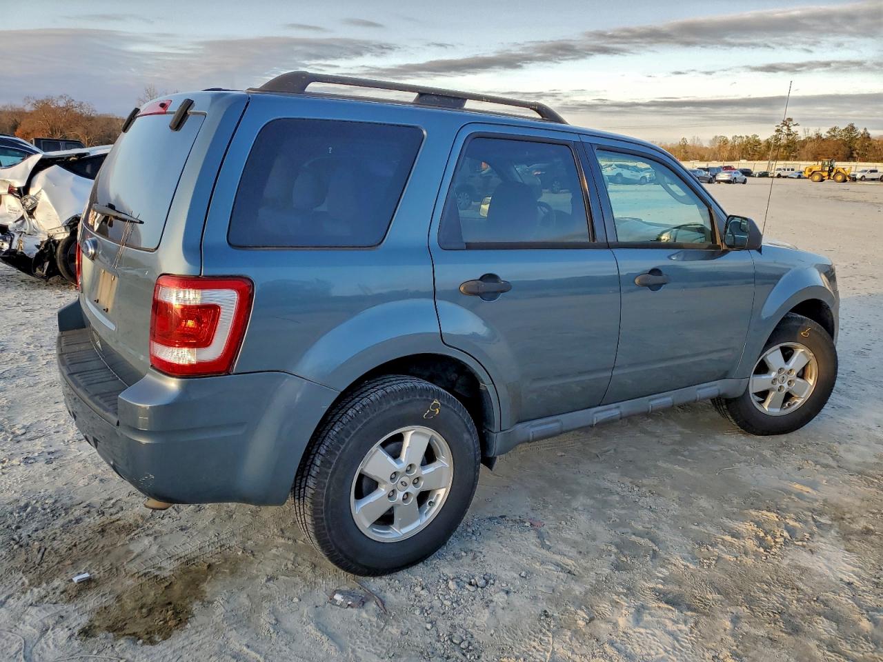 2010 FORD ESCAPE XLT photo 3