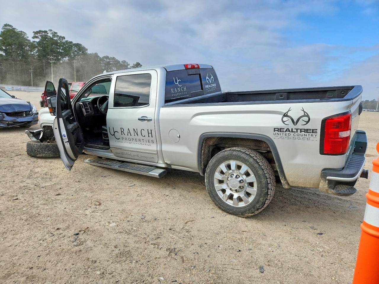 2019 GMC SIERRA K2500 DENALI photo 2