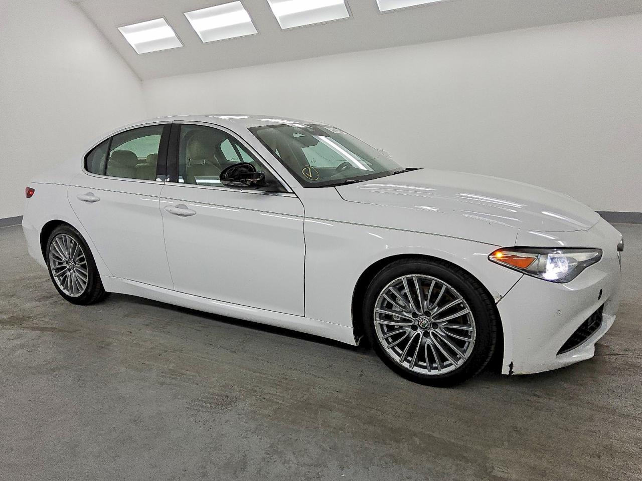 2017 ALFA ROMEO GIULIA TI photo 4