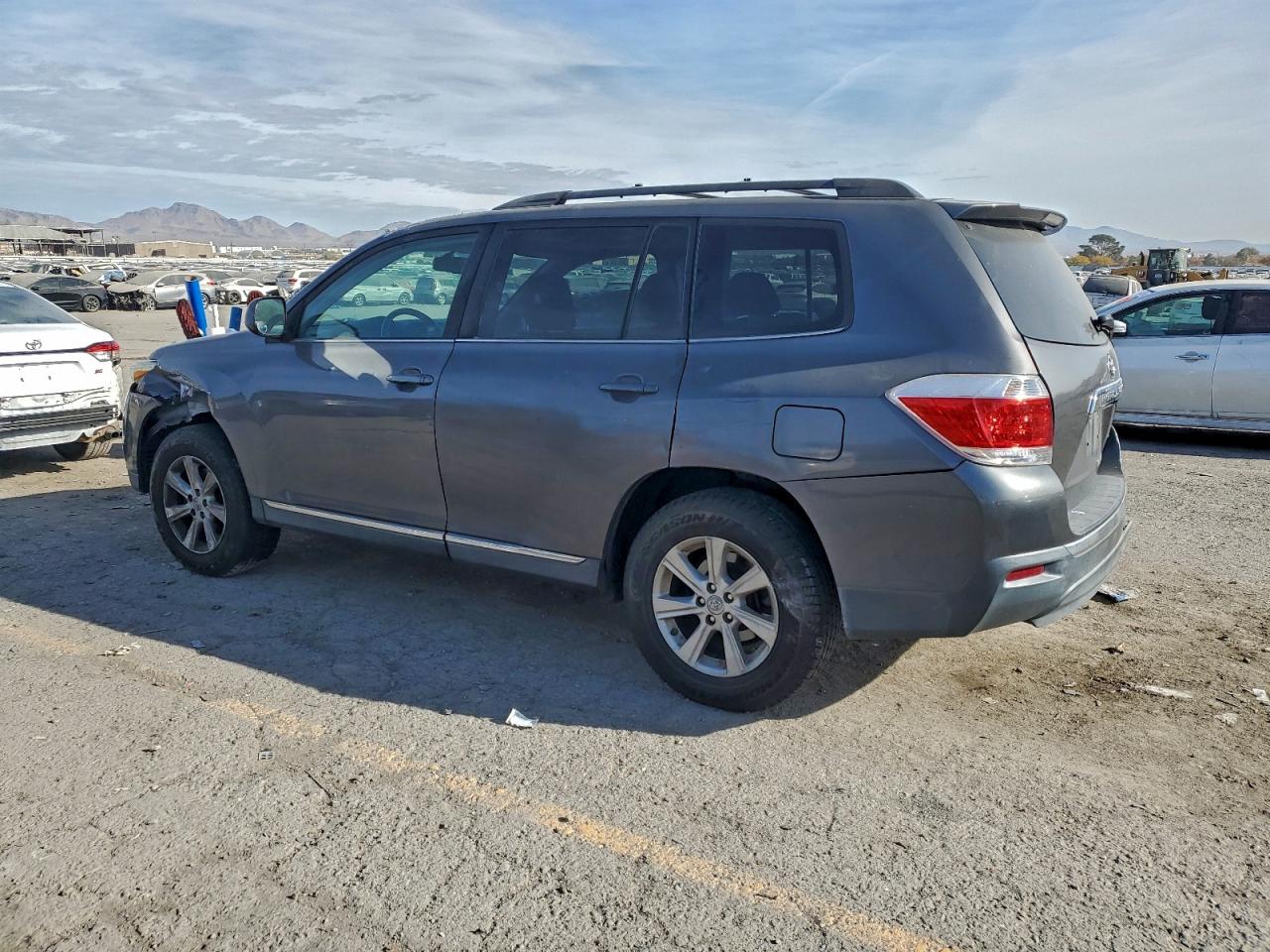 2011 TOYOTA HIGHLANDER BASE photo 2