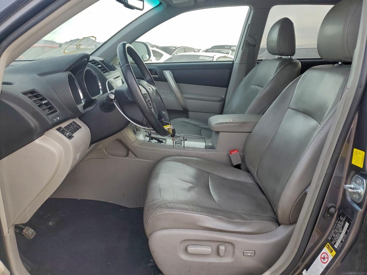 2011 TOYOTA HIGHLANDER BASE photo 7
