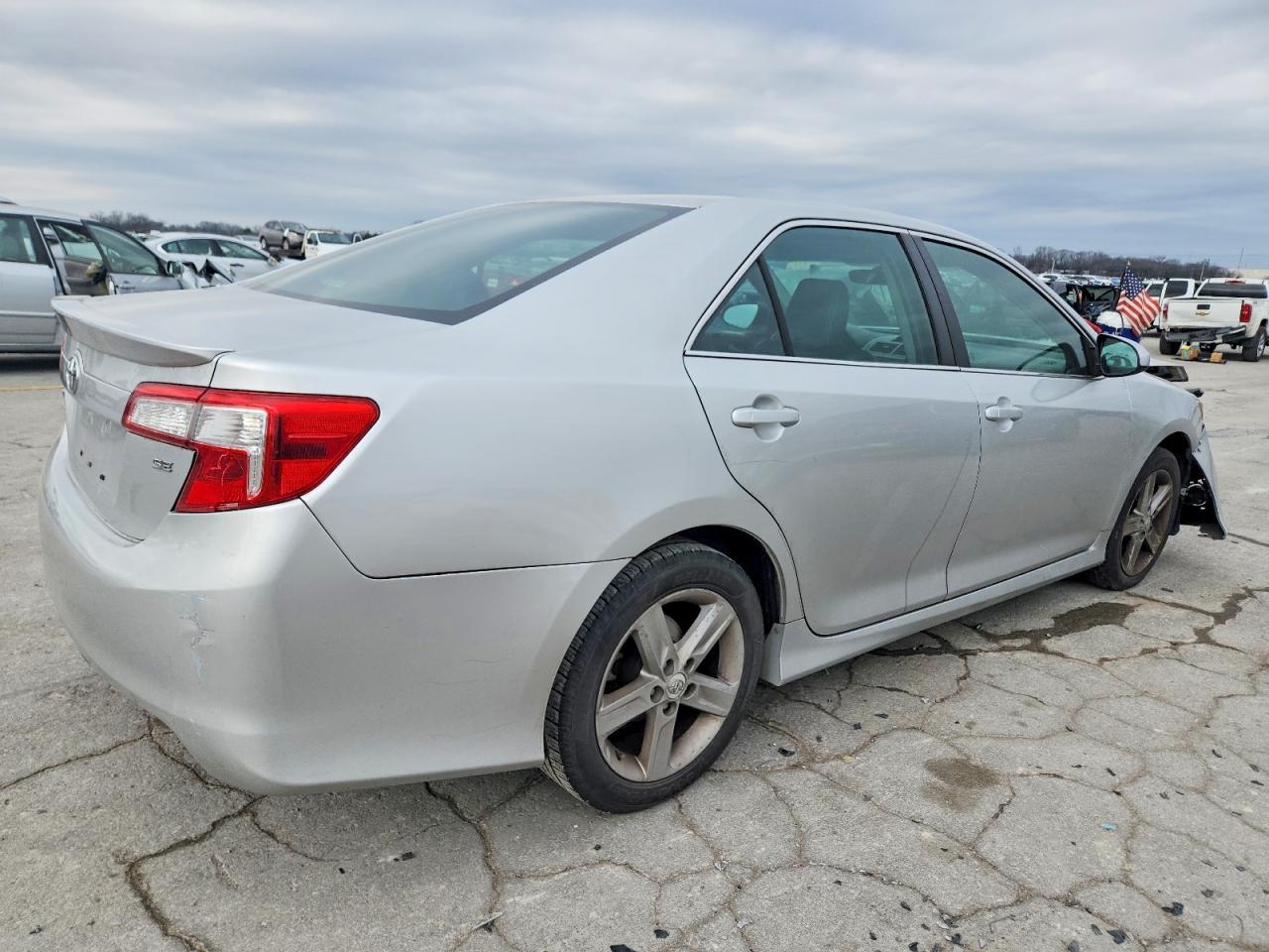 2012 TOYOTA CAMRY SE photo 3