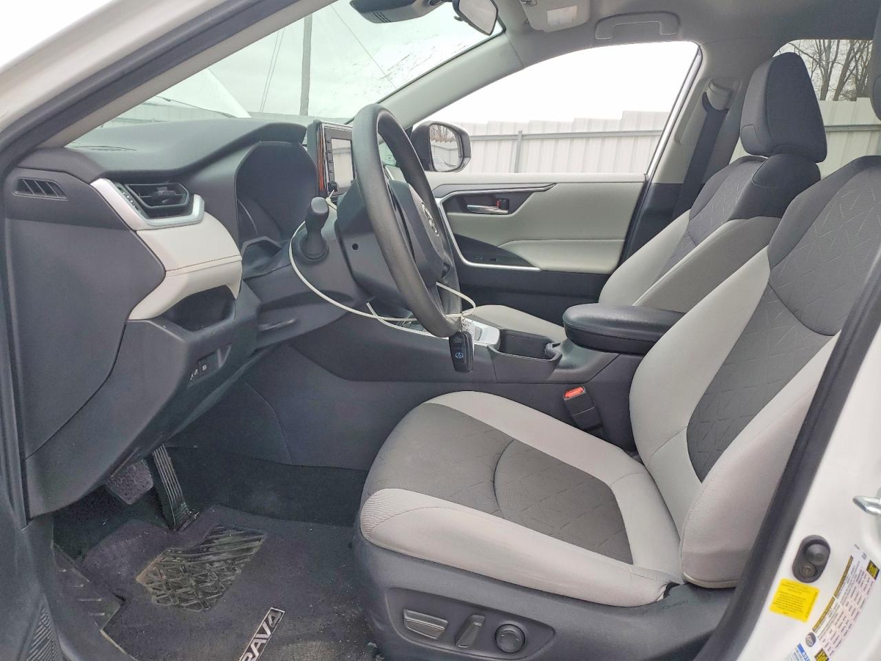 2022 TOYOTA RAV4 XLE photo 7