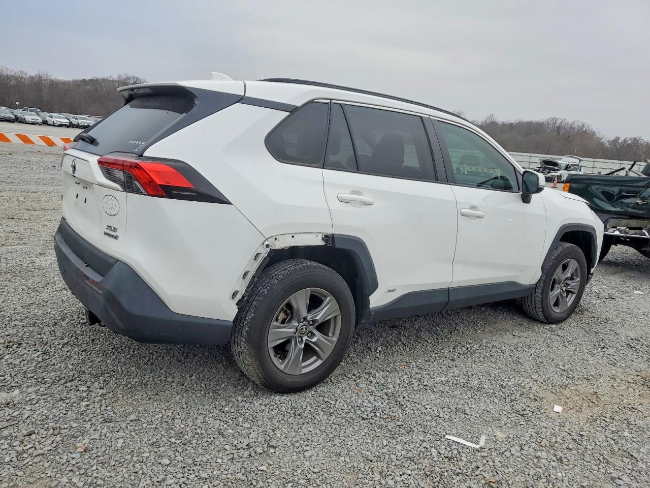 2022 TOYOTA RAV4 XLE photo 3