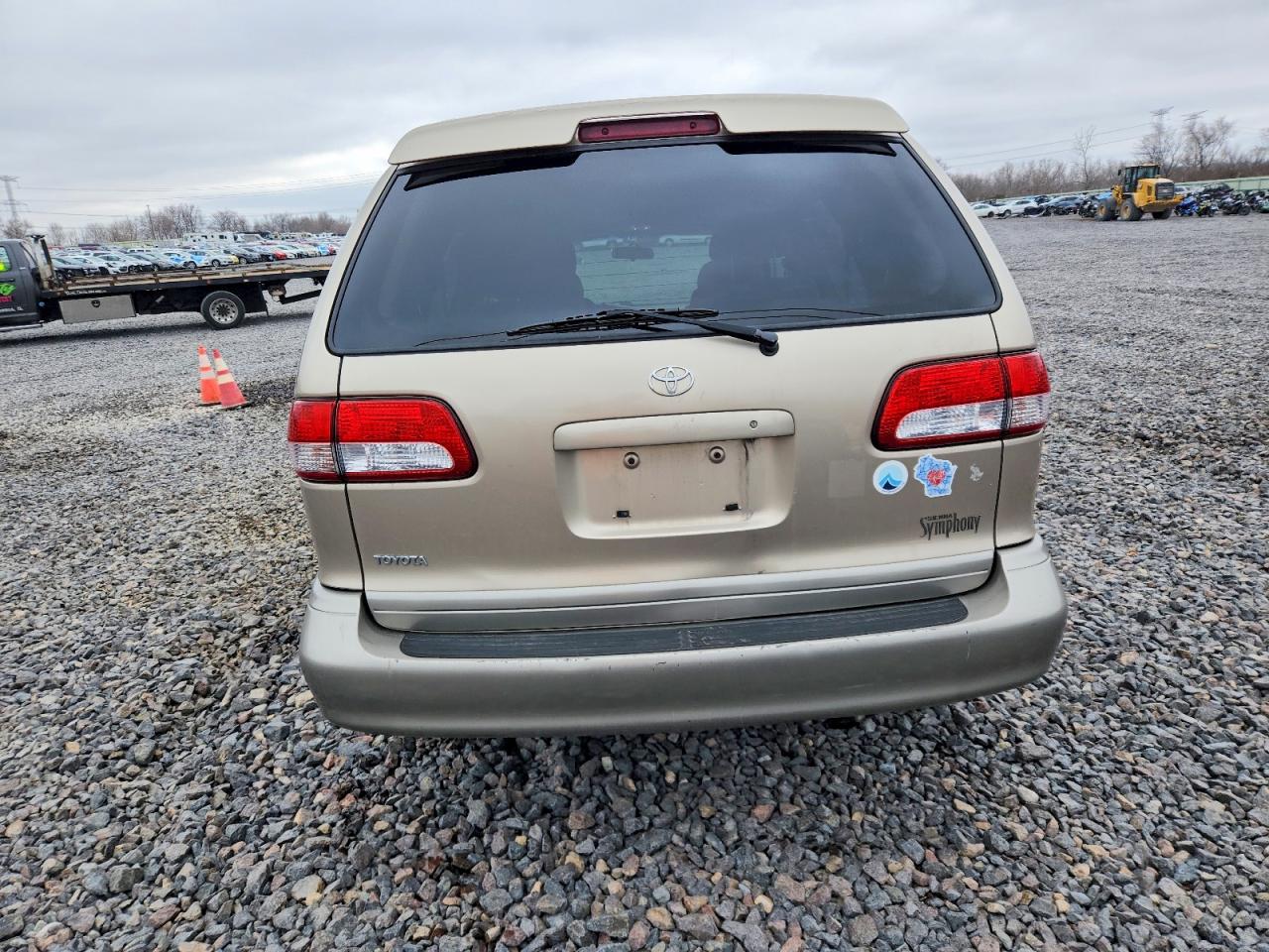2002 TOYOTA SIENNA LE photo 6