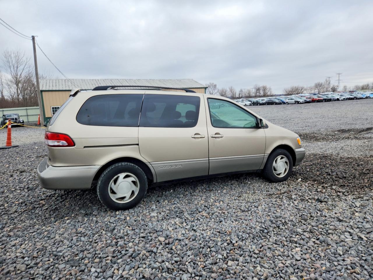 2002 TOYOTA SIENNA LE photo 3