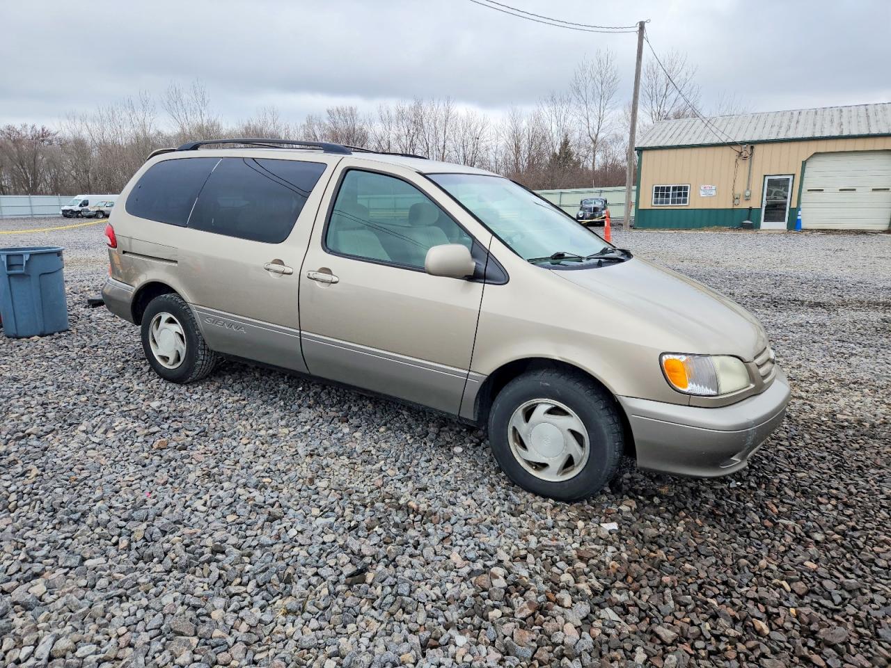 2002 TOYOTA SIENNA LE photo 4