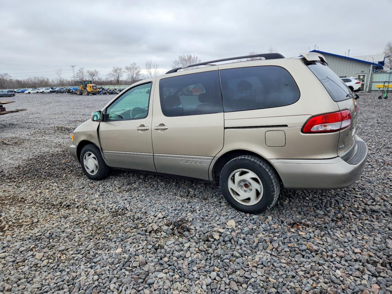 2002 TOYOTA SIENNA LE photo 2