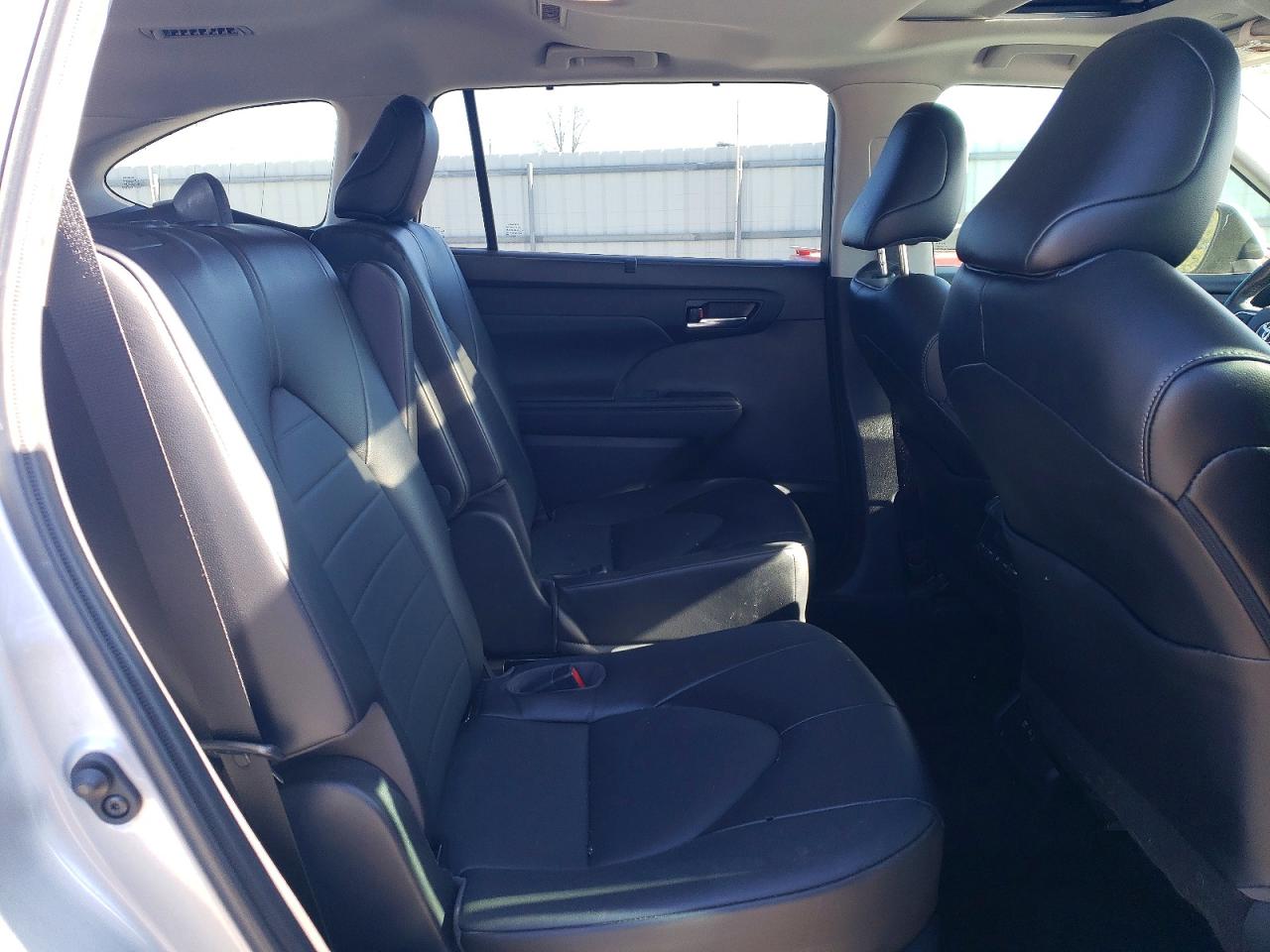 2021 TOYOTA HIGHLANDER XLE photo 11