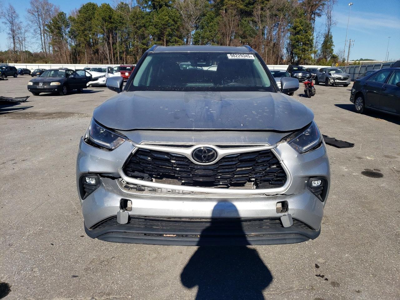 2021 TOYOTA HIGHLANDER XLE photo 5