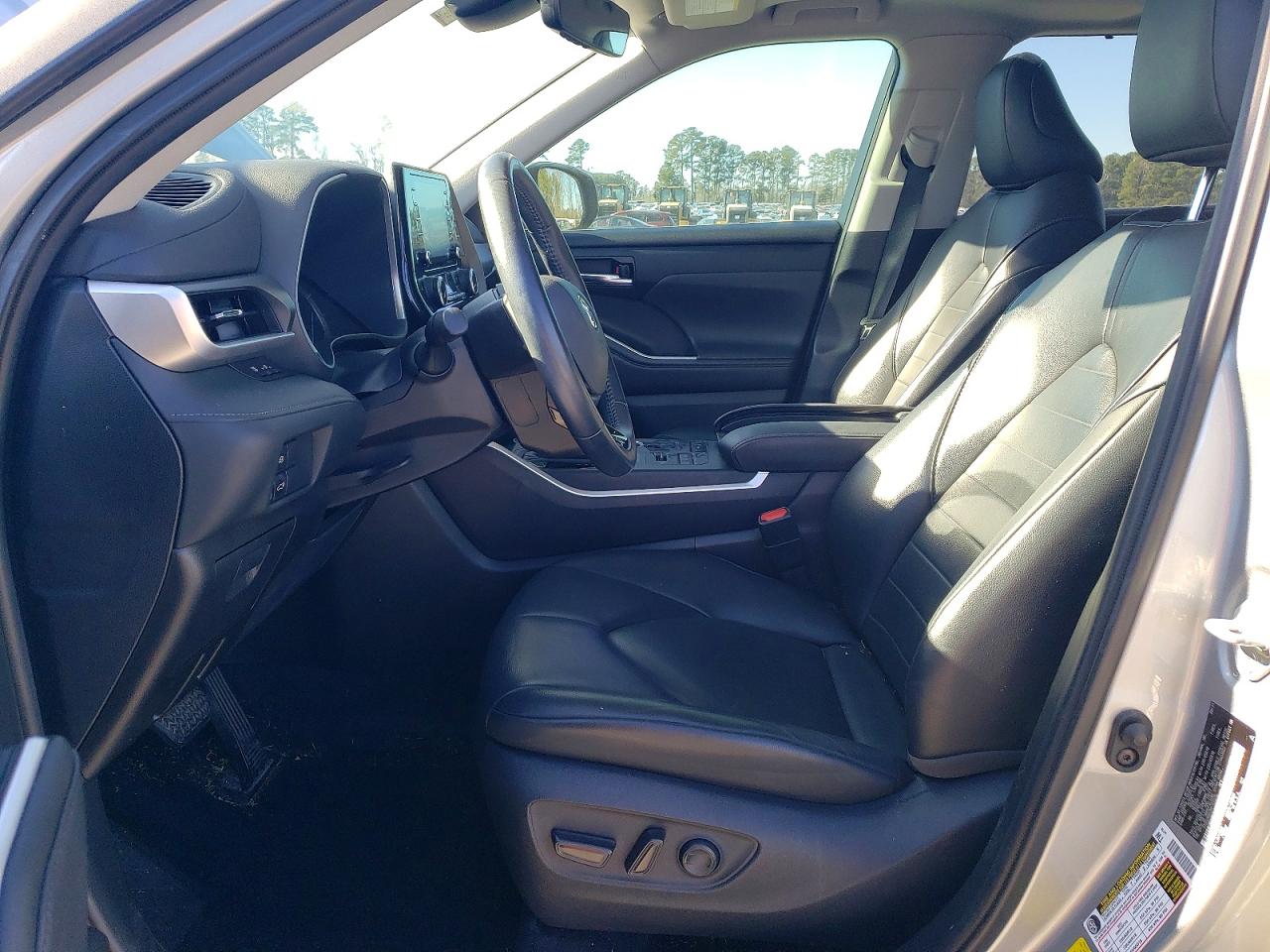 2021 TOYOTA HIGHLANDER XLE photo 7