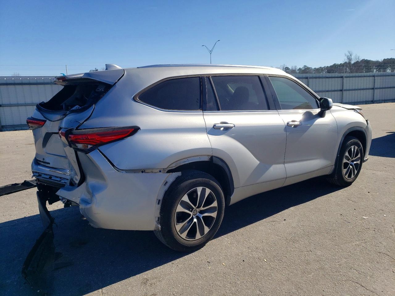 2021 TOYOTA HIGHLANDER XLE photo 3